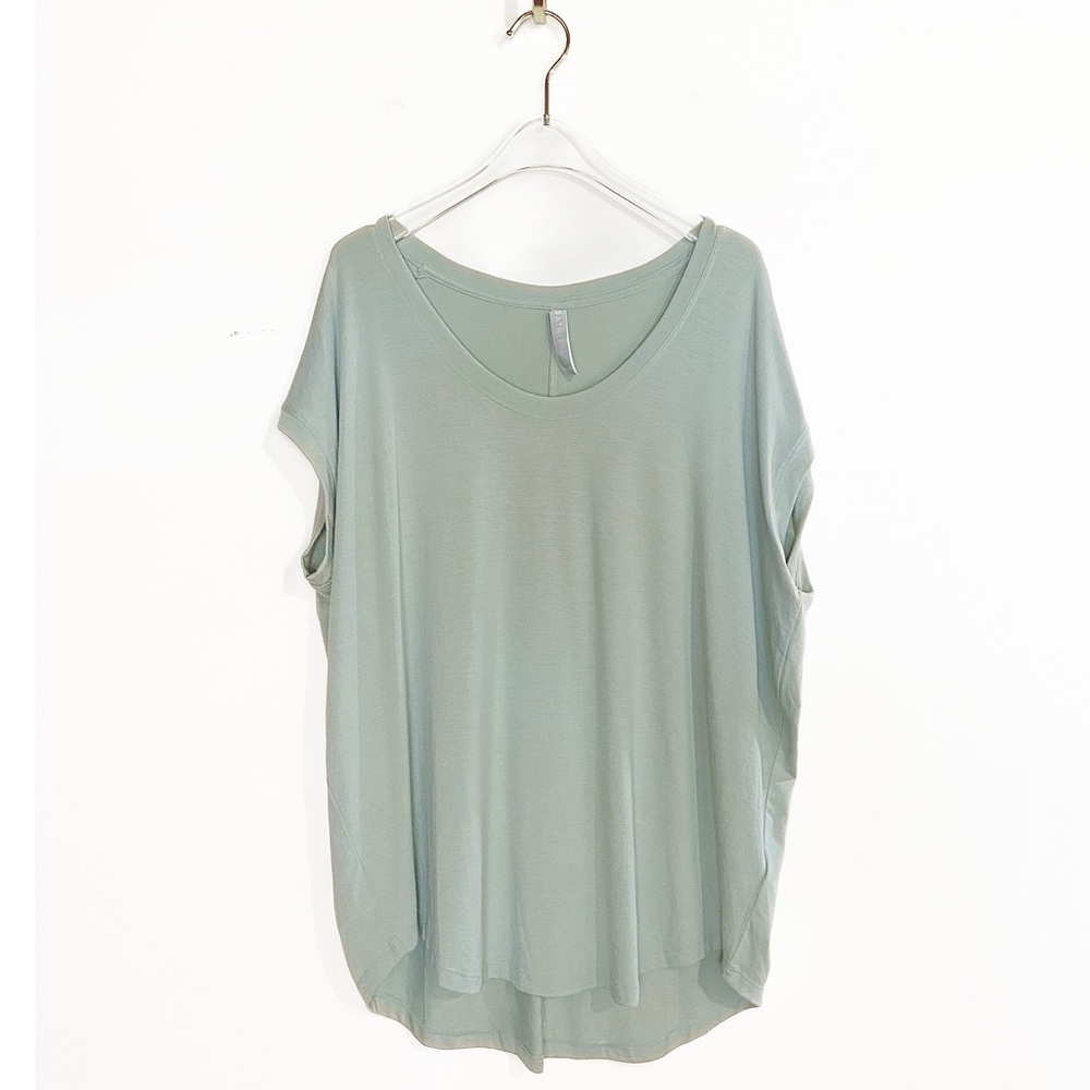 ATHLETA Cloudlight Stratus Tee Soft Relaxed fit Top in Sage Green Womens size L